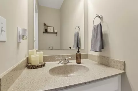 Bath - 549 Crestview Dr, Lithopolis, OH 43136 photo 5 of 8