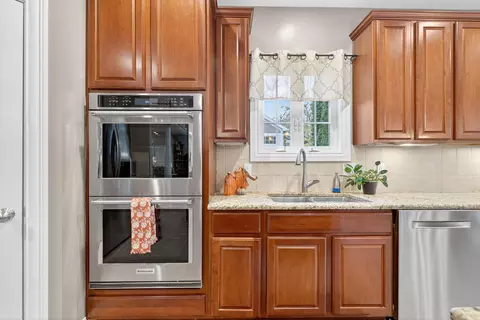 Kitchen - 5844 Dunheath Loop, Dublin, OH 43016 photo 6 of 12