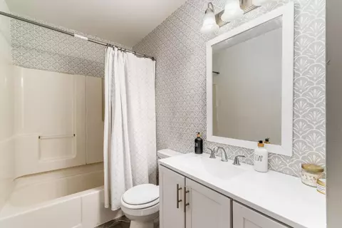 Bath - 1062 Mulberry Rd, Circleville, OH 43113 photo 1 of 2