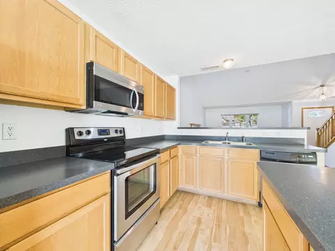 Kitchen - 5566 Spring River Ave, Dublin, OH 43016 photo 4 of 4