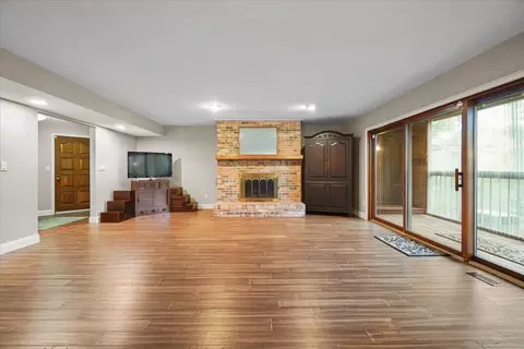 Living - 3159 Griggsview Ct #3159, Columbus, OH 43221 photo 3 of 3