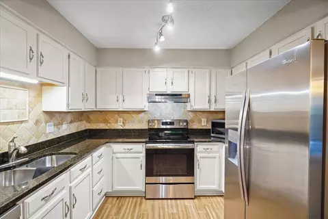 Kitchen - 3159 Griggsview Ct #3159, Columbus, OH 43221 photo 6 of 8