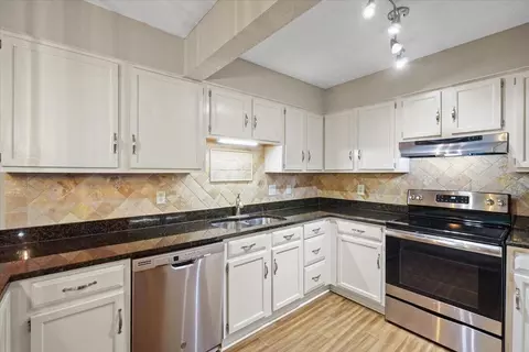 Kitchen - 3159 Griggsview Ct #3159, Columbus, OH 43221 photo 4 of 8