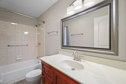 Bath - 3159 Griggsview Ct #3159, Columbus, OH 43221 photo 6 of 7