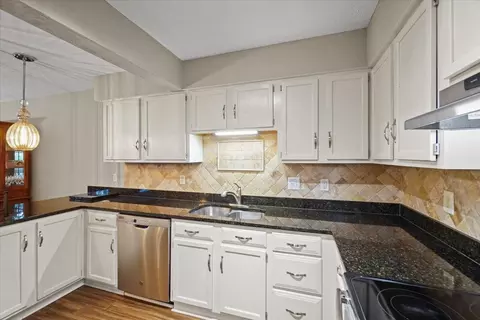 Kitchen - 3159 Griggsview Ct #3159, Columbus, OH 43221 photo 5 of 8