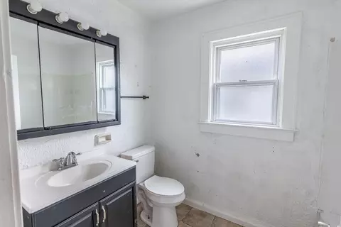 Bath - 2136 Hillside Ave, Springfield, OH 45503 photo 2 of 2