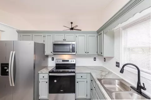 Kitchen - 2423 Sutter Parkway Pkwy, Dublin, OH 43016 photo 3 of 5
