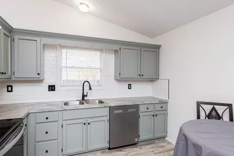 Kitchen - 2423 Sutter Parkway Pkwy, Dublin, OH 43016 photo 1 of 5