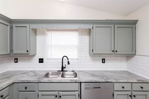 Kitchen - 2423 Sutter Parkway Pkwy, Dublin, OH 43016 photo 4 of 5