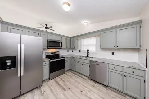 Kitchen - 2423 Sutter Parkway Pkwy, Dublin, OH 43016 photo 2 of 5