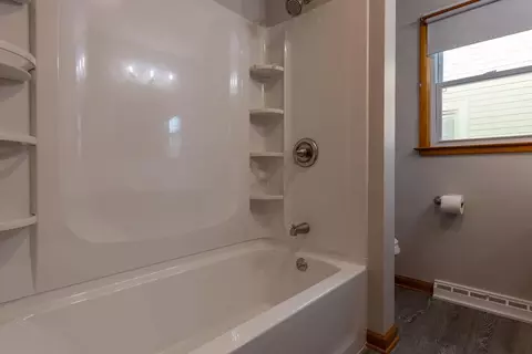 Bath - 806 E Chestnut St, Lancaster, OH 43130 photo 7 of 9