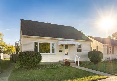 Exterior - 806 E Chestnut St, Lancaster, OH 43130 photo 3 of 8