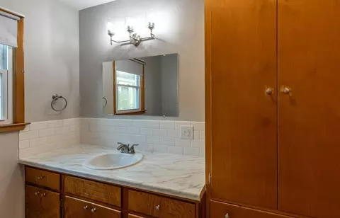 Bath - 806 E Chestnut St, Lancaster, OH 43130 photo 8 of 9