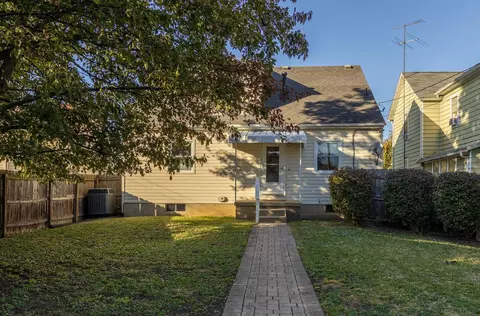 Exterior - 806 E Chestnut St, Lancaster, OH 43130 photo 5 of 8