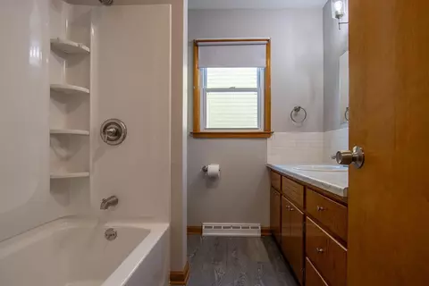 Bath - 806 E Chestnut St, Lancaster, OH 43130 photo 6 of 9