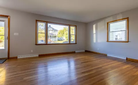 Living - 806 E Chestnut St, Lancaster, OH 43130 photo 2 of 4