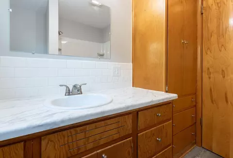 Bath - 806 E Chestnut St, Lancaster, OH 43130 photo 9 of 9