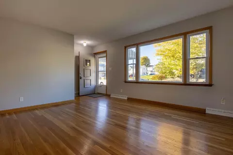 Living - 806 E Chestnut St, Lancaster, OH 43130 photo 1 of 4