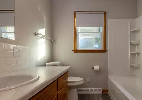 Bath - 806 E Chestnut St, Lancaster, OH 43130 photo 2 of 9