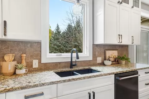 Kitchen - 6848 Mcdevitt Ct, Dublin, OH 43017 photo 6 of 7
