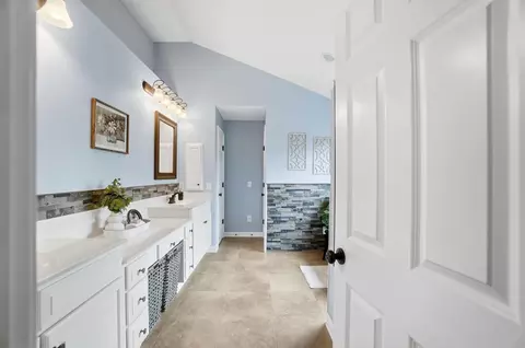 Bath - 6848 Mcdevitt Ct, Dublin, OH 43017 photo 3 of 13
