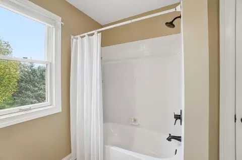 Bath - 6848 Mcdevitt Ct, Dublin, OH 43017 photo 11 of 13