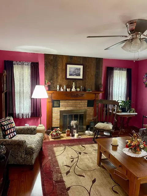 Living - 124 Hayward Ave, Circleville, OH 43113 photo 3 of 3