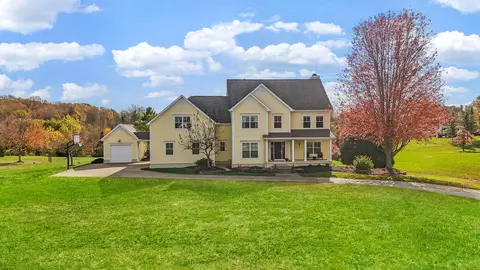 105 Hidden Hills Dr, Pataskala, OH 43062