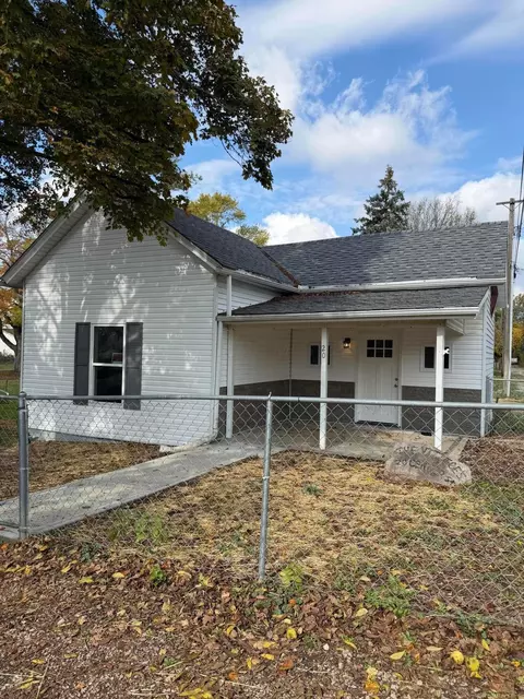 20 Center St, New Holland, OH 43145