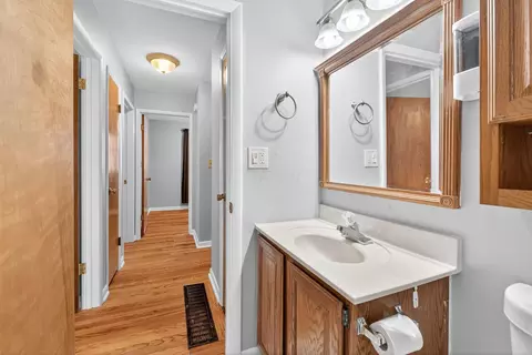 Entry Way - 2579 Eakin Rd, Columbus, OH 43204 photo 2 of 2