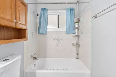 Bath - 2579 Eakin Rd, Columbus, OH 43204 photo 2 of 4