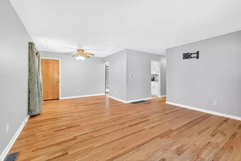 Living - 2579 Eakin Rd, Columbus, OH 43204 photo 6 of 11