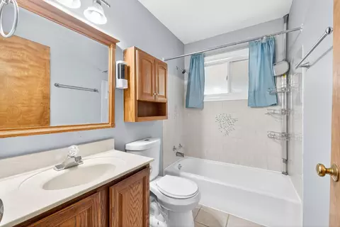 Bath - 2579 Eakin Rd, Columbus, OH 43204 photo 1 of 4