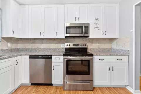 Kitchen - 2579 Eakin Rd, Columbus, OH 43204 photo 4 of 7