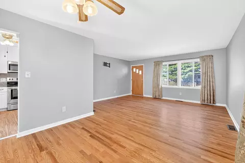 Living - 2579 Eakin Rd, Columbus, OH 43204 photo 9 of 11
