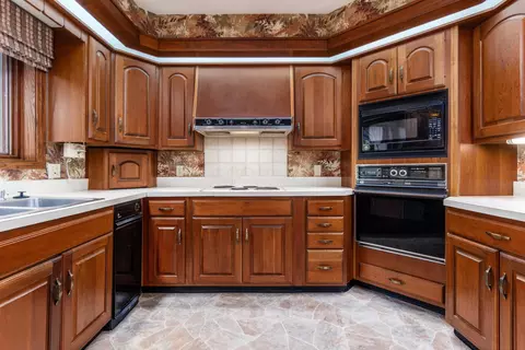 Kitchen - 170 Sylvan Ct, Circleville, OH 43113 photo 5 of 6