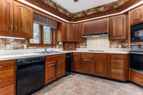 Kitchen - 170 Sylvan Ct, Circleville, OH 43113 photo 4 of 6