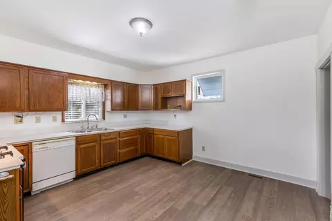 Kitchen - 844 E Wheeling St, Lancaster, OH 43130 photo 1 of 3