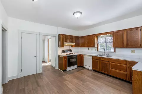 Kitchen - 844 E Wheeling St, Lancaster, OH 43130 photo 2 of 3