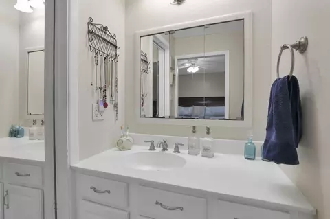 Bath - 1805 Maple Ct, Heath, OH 43056 photo 5 of 12