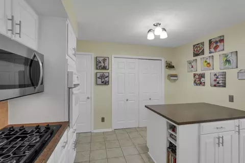 Kitchen - 1805 Maple Ct, Heath, OH 43056 photo 2 of 8