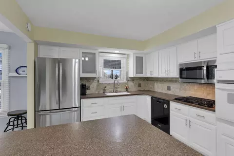 Kitchen - 1805 Maple Ct, Heath, OH 43056 photo 4 of 8