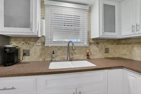 Kitchen - 1805 Maple Ct, Heath, OH 43056 photo 6 of 8