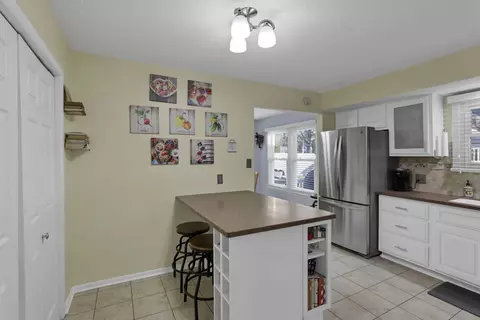 Kitchen - 1805 Maple Ct, Heath, OH 43056 photo 3 of 8