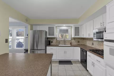 Kitchen - 1805 Maple Ct, Heath, OH 43056 photo 5 of 8