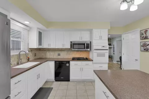 Kitchen - 1805 Maple Ct, Heath, OH 43056 photo 7 of 8