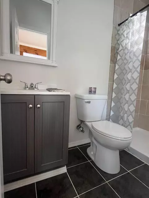 Bath - 1008 Tibbetts Ave, Springfield, OH 45505 photo 1 of 4