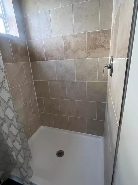 Bath - 1008 Tibbetts Ave, Springfield, OH 45505 photo 2 of 4