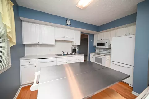 Kitchen - 525 Somerlot Hoffman Rd E, Marion, OH 43302 photo 2 of 4