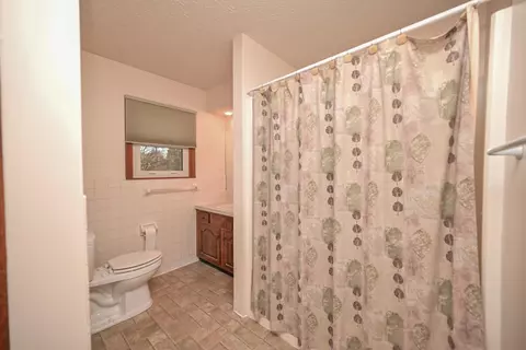 Bath - 525 Somerlot Hoffman Rd E, Marion, OH 43302 photo 4 of 6